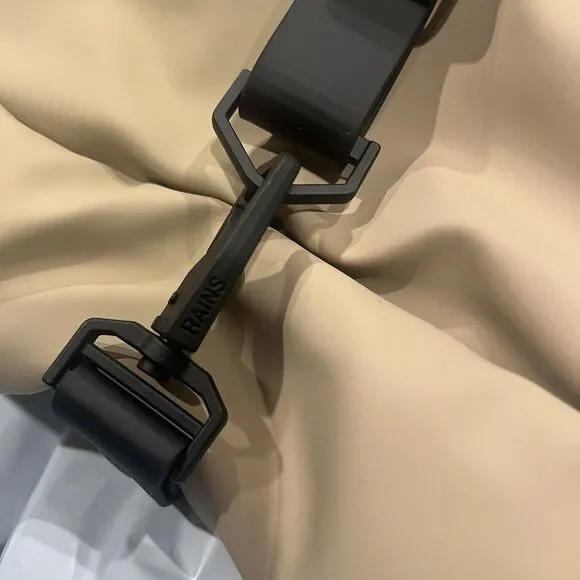 RAINS Rolltop Rucksack W3  Beige Sand Waterproof Backpack Laptop - Picture 11 of 11